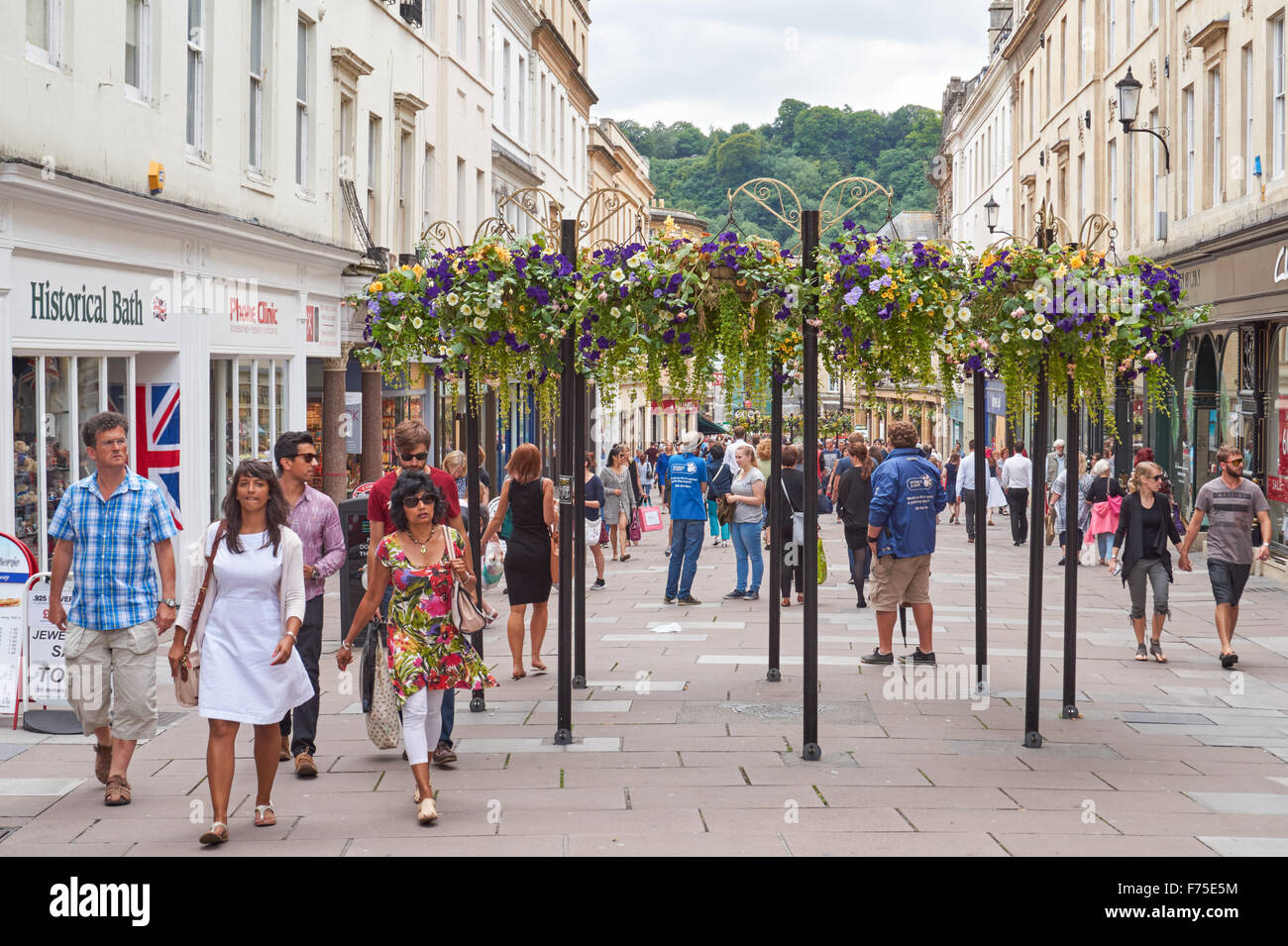 Touristen an der Union Street in Bath, Somerset, England, Vereinigtes Königreich Großbritannien Stockfoto