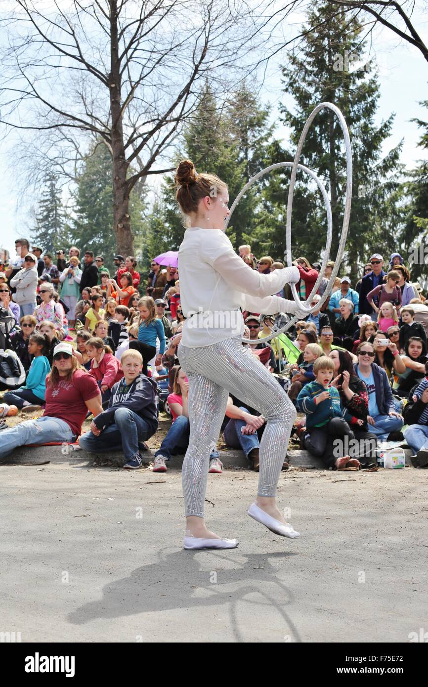 Ein Mädchen drehte zwei Hula-Reifen auf der Maifeiertag Parade in Minneapolis. Stockfoto