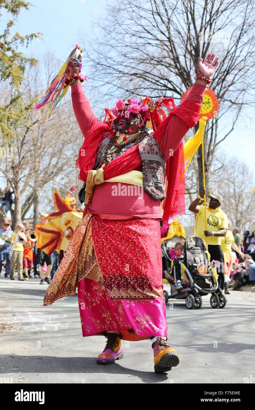 Ein Mann gekleidet in einem bunten Kostüm bei der Maifeiertag Parade in Minneapolis. Stockfoto