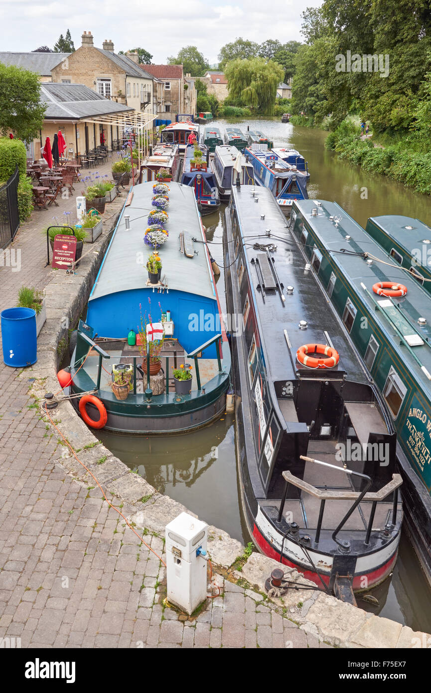 Narrowboats am Sydney Wharf am Kennet und Avon Kanal, Bath Somerset England Vereinigtes Königreich Großbritannien Stockfoto