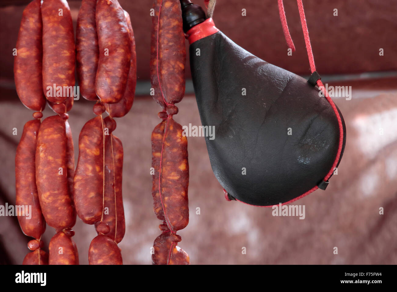 Bild von einem schwarzen Weinschlauch und einige Würstchen Stockfoto