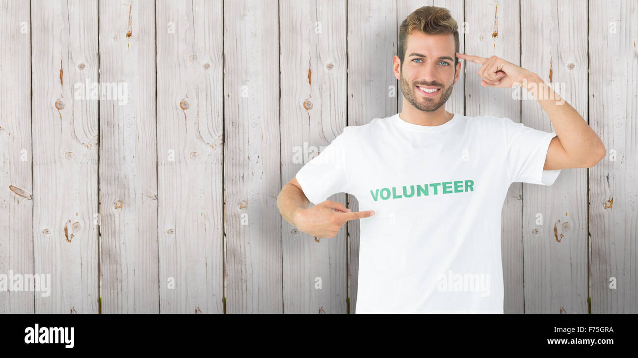Zusammengesetztes Bild Porträt einer glücklich männlichen Freiwilligen Hinweise auf sich Stockfoto