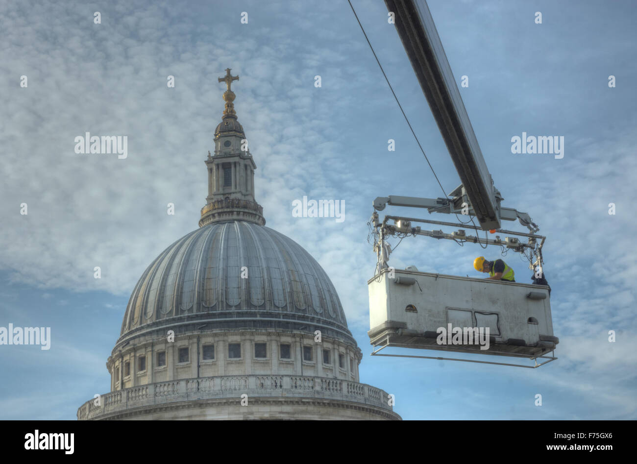Kran aufgehängt Manbasket erhöhte Arbeitsplattform Stockfoto