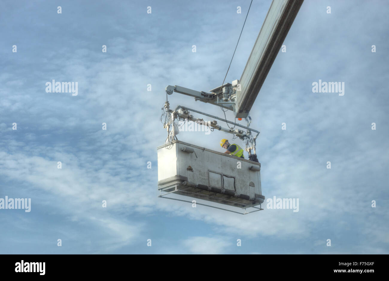 Kran aufgehängt Manbasket erhöhte Arbeitsplattform Stockfoto