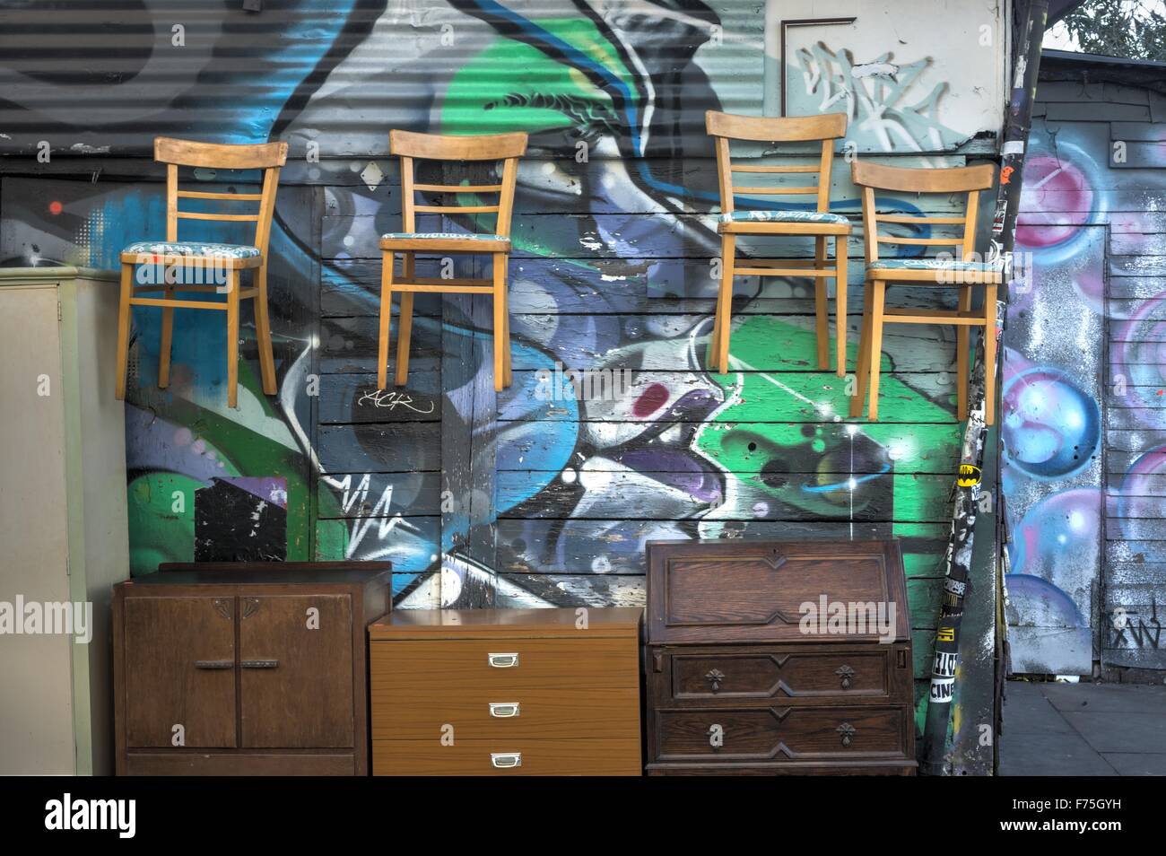 Stühle zum Verkauf Brick Lane Möbelmarkt Straßenmarkt gebrauchte Möbel Stockfoto