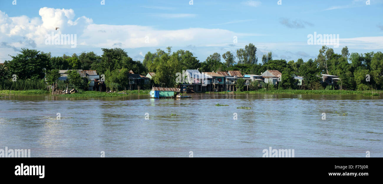 Mekong-Delta, Vietnam: Typische Szene entlang des Flusses im Mekong-Delta, angesehen vom Deck eines Kreuzfahrtschiffes. Stockfoto