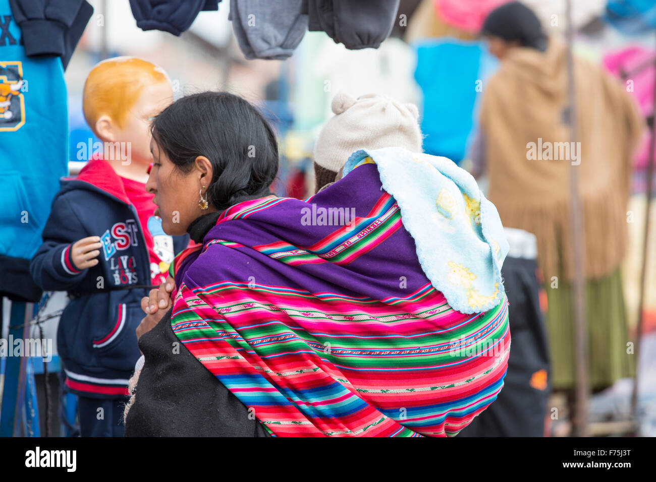 Eine einheimische Frau und Kind auf einem Straßenmarkt in El Alto, La Paz, Bolivien, Südamerika. Stockfoto