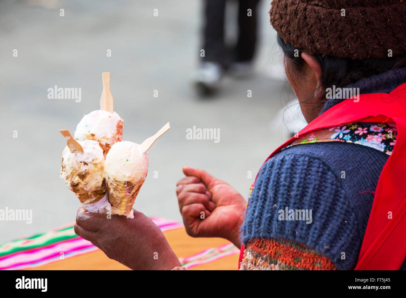 Eine indigene Frau verkaufen Eis auf einem Straßenmarkt in El Alto, La Paz, Bolivien, Südamerika. Stockfoto