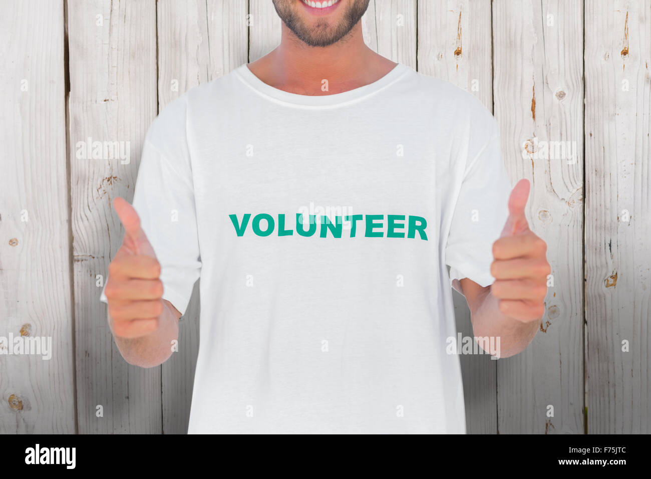 Zusammengesetztes Bild des Menschen tragen freiwillige Tshirt Daumen aufgeben Stockfoto