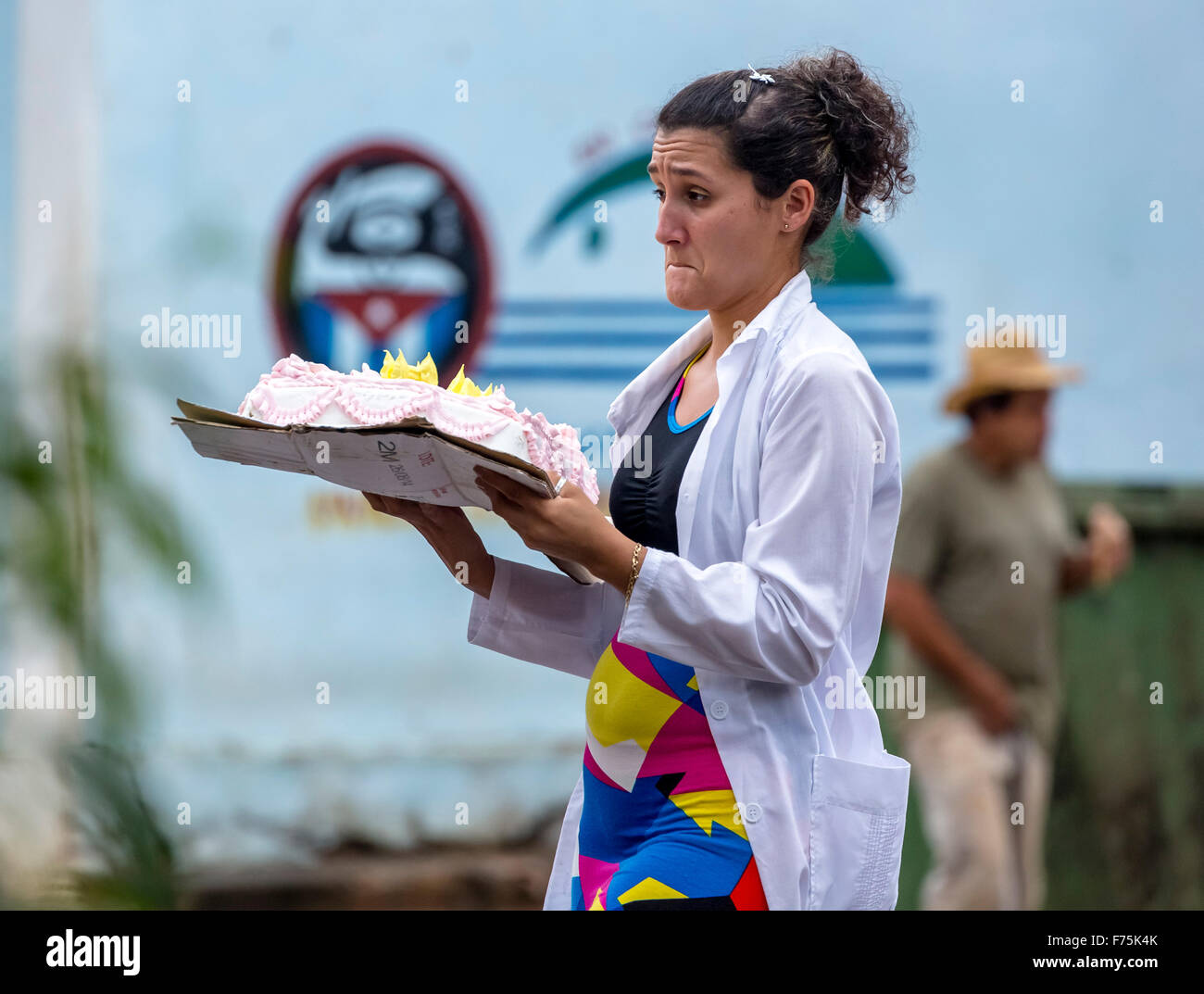 junge Frau mit skeptischen Blick eine Hochzeitstorte auf der Straße, Viñales, Kuba, Pinar del Rio, Kuba, Straßenszene transportiert Stockfoto