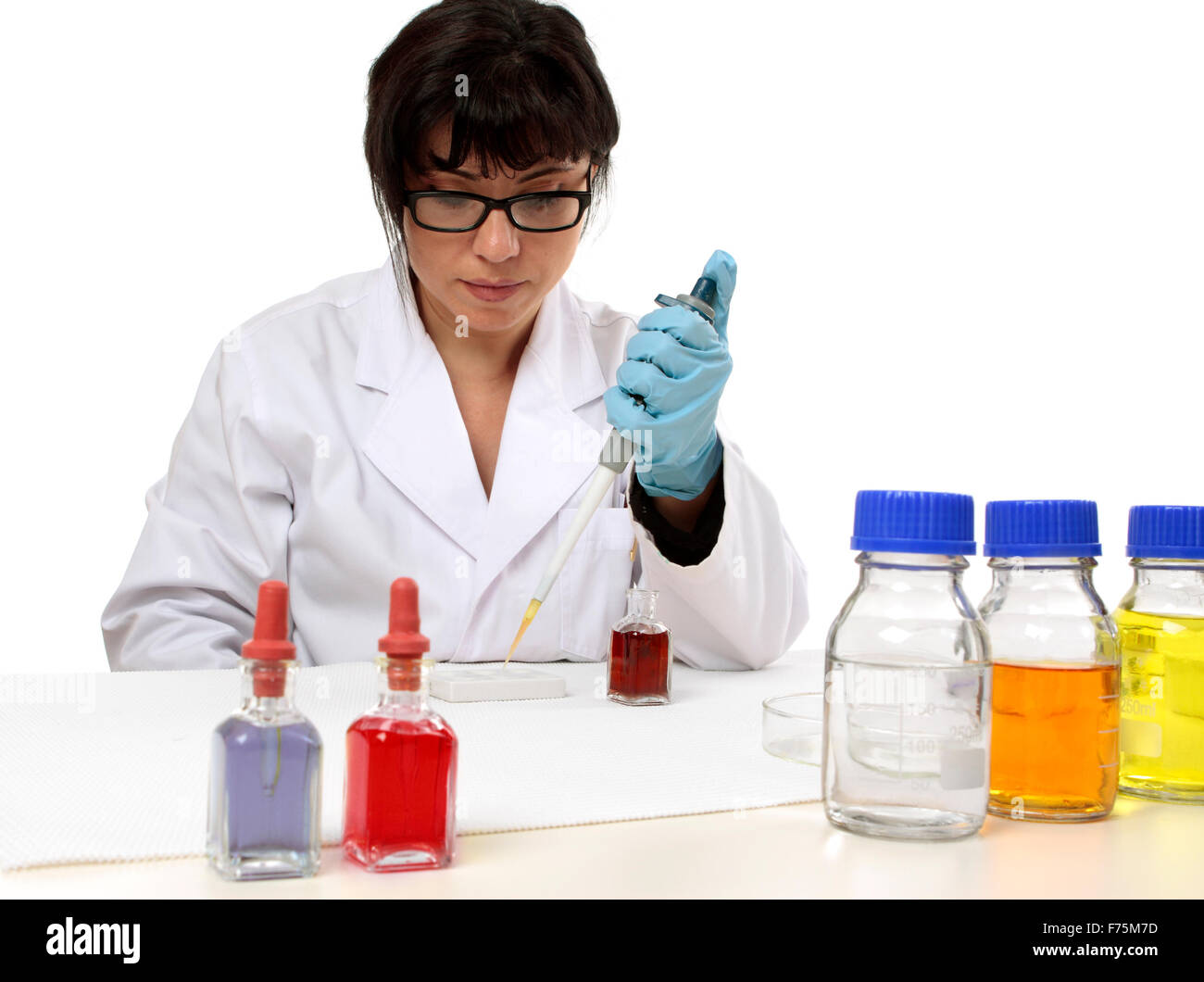 Wissenschaftler mit Pipette und Schmierblutungen Platte Stockfoto