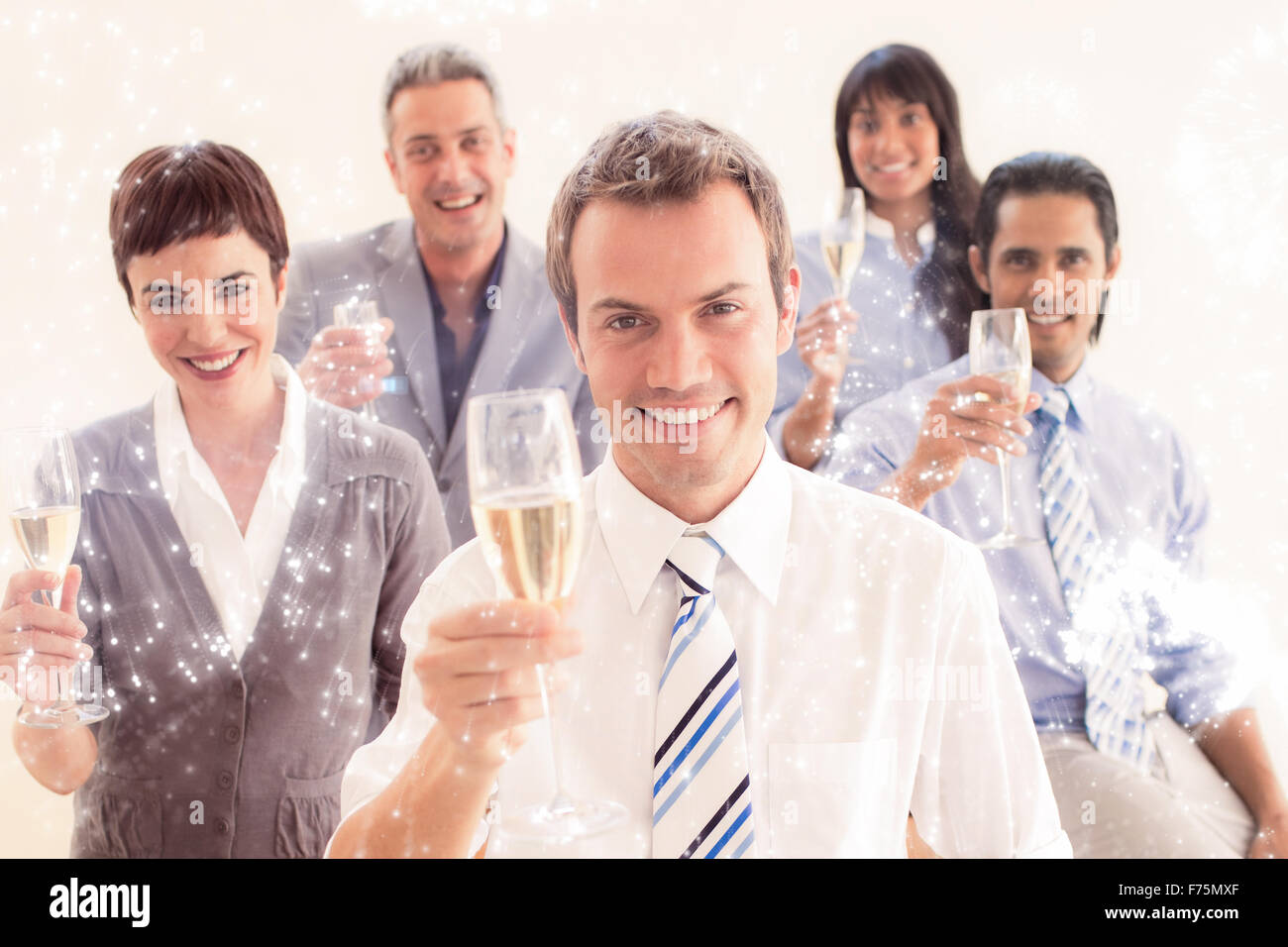 Zusammengesetztes Bild von internationalen Geschäftsleuten Toasten mit Champagner Stockfoto