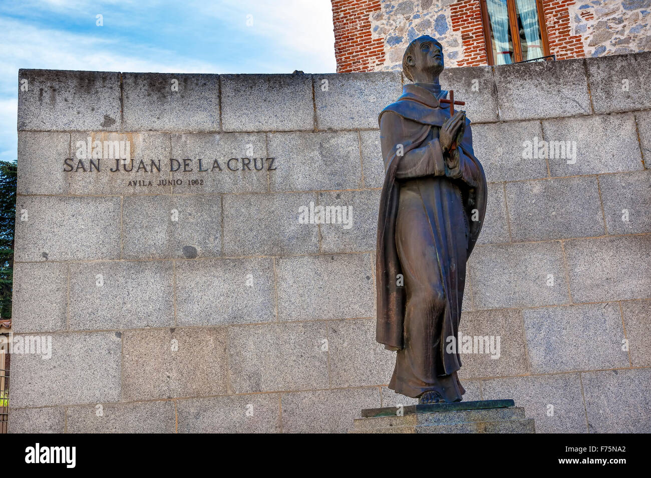 San Juan De La Cruz Statue Avila Kastilien Spanien.  Der Heilige Johannes vom Kreuz, spanische Mystiker und Schriftsteller Stockfoto