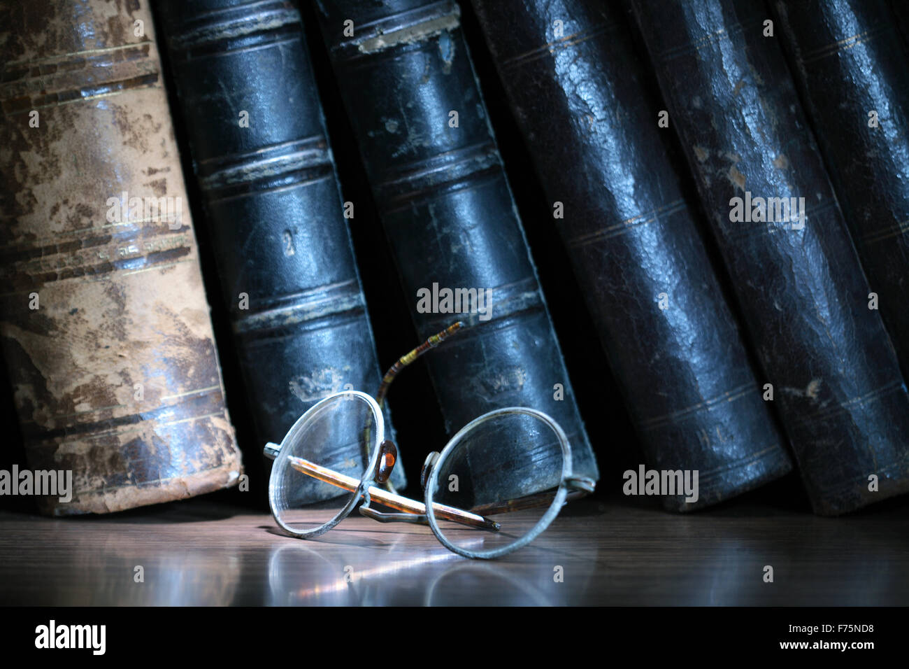 Brillen und Bücher Stockfoto