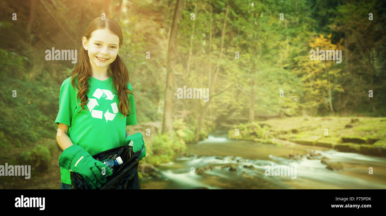 Zusammengesetztes Bild glückliches kleines Mädchen sammeln Müll Stockfoto