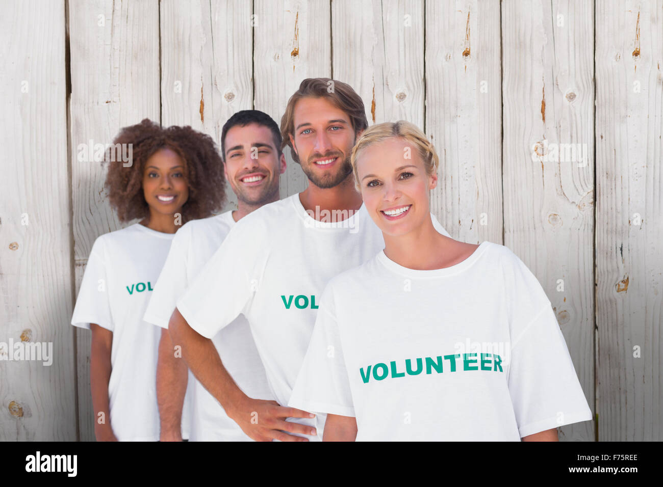 Zusammengesetztes Bild des Lächelns Freiwilligengruppe Stockfoto