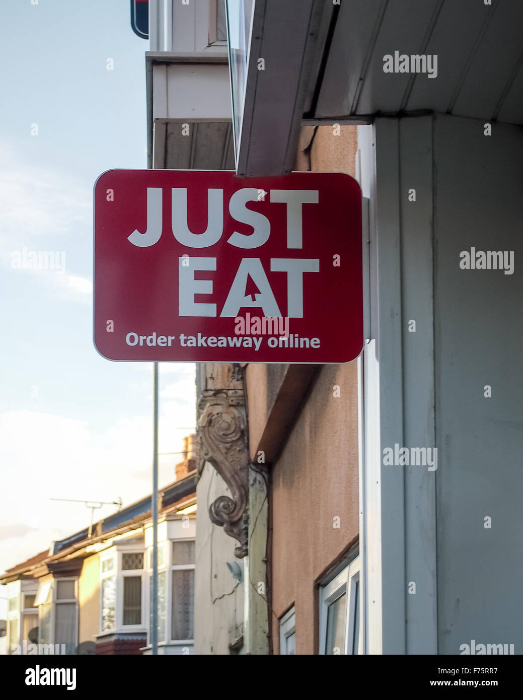 Ein Imbiss mit einer nur Essen Schild Werbung, Online-Bestellung Stockfoto