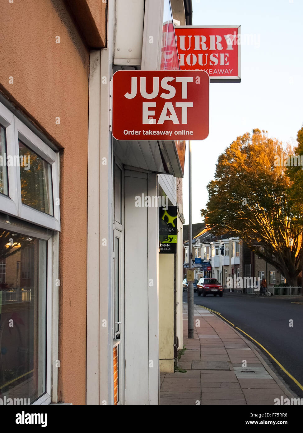 Ein Imbiss mit einer nur Essen Schild Werbung, Online-Bestellung Stockfoto