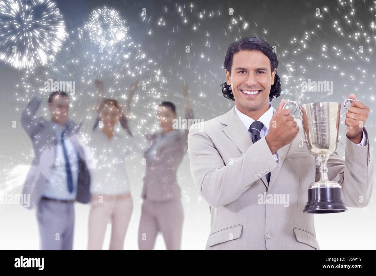 Zusammengesetztes Bild von Close Up von ein Mann gekleidet in ein Lächeln und eine Tasse mit Menschen cheerin Stockfoto