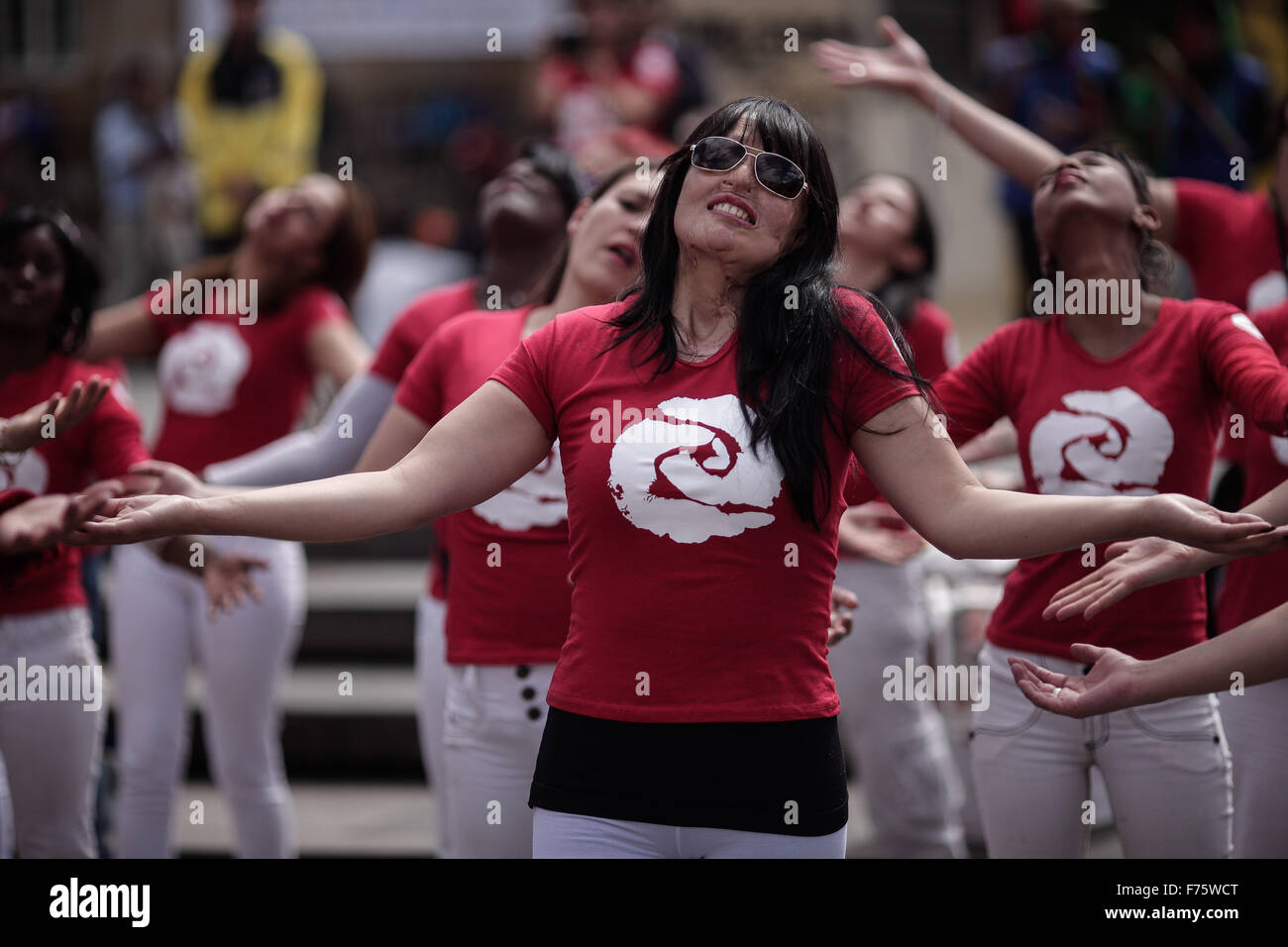 Bogota, Kolumbien. 25. November 2015. Frauen nehmen an einer Kundgebung anlässlich des internationalen Tages zur Beseitigung von Gewalt gegen Frauen in Bogota, Kolumbien, am 25. November 2015 Teil. © Jhon Paz/Xinhua/Alamy Live-Nachrichten Stockfoto