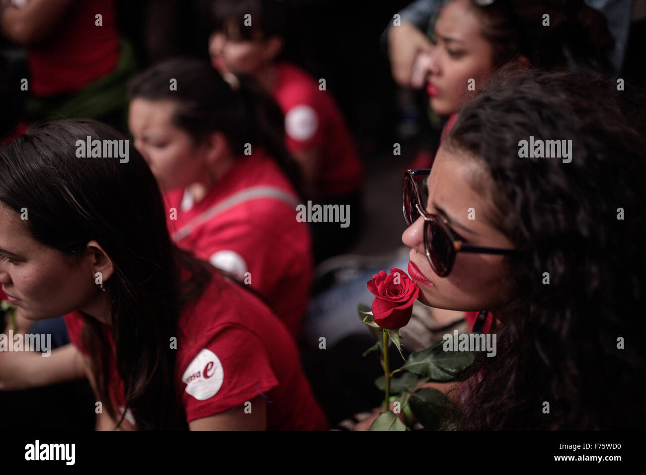 Bogota, Kolumbien. 25. November 2015. Frauen nehmen an einer Kundgebung anlässlich des internationalen Tages zur Beseitigung von Gewalt gegen Frauen in Bogota, Kolumbien, am 25. November 2015 Teil. © Jhon Paz/Xinhua/Alamy Live-Nachrichten Stockfoto