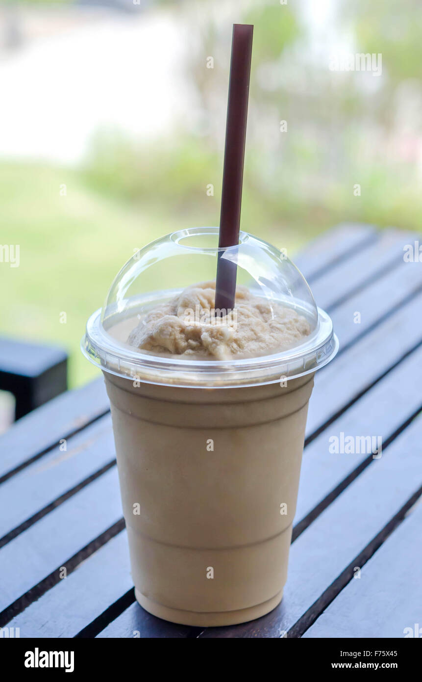 Milch-Kaffee-Smoothie im Plastikbecher Stockfoto