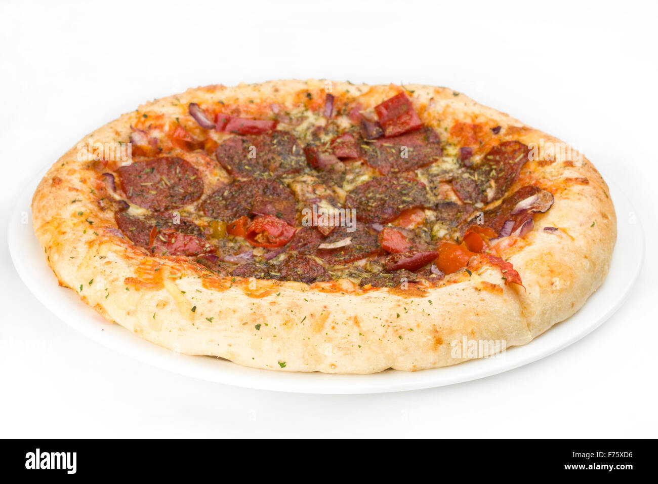 Pizza auf einem Teller auf weißem Hintergrund Stockfoto