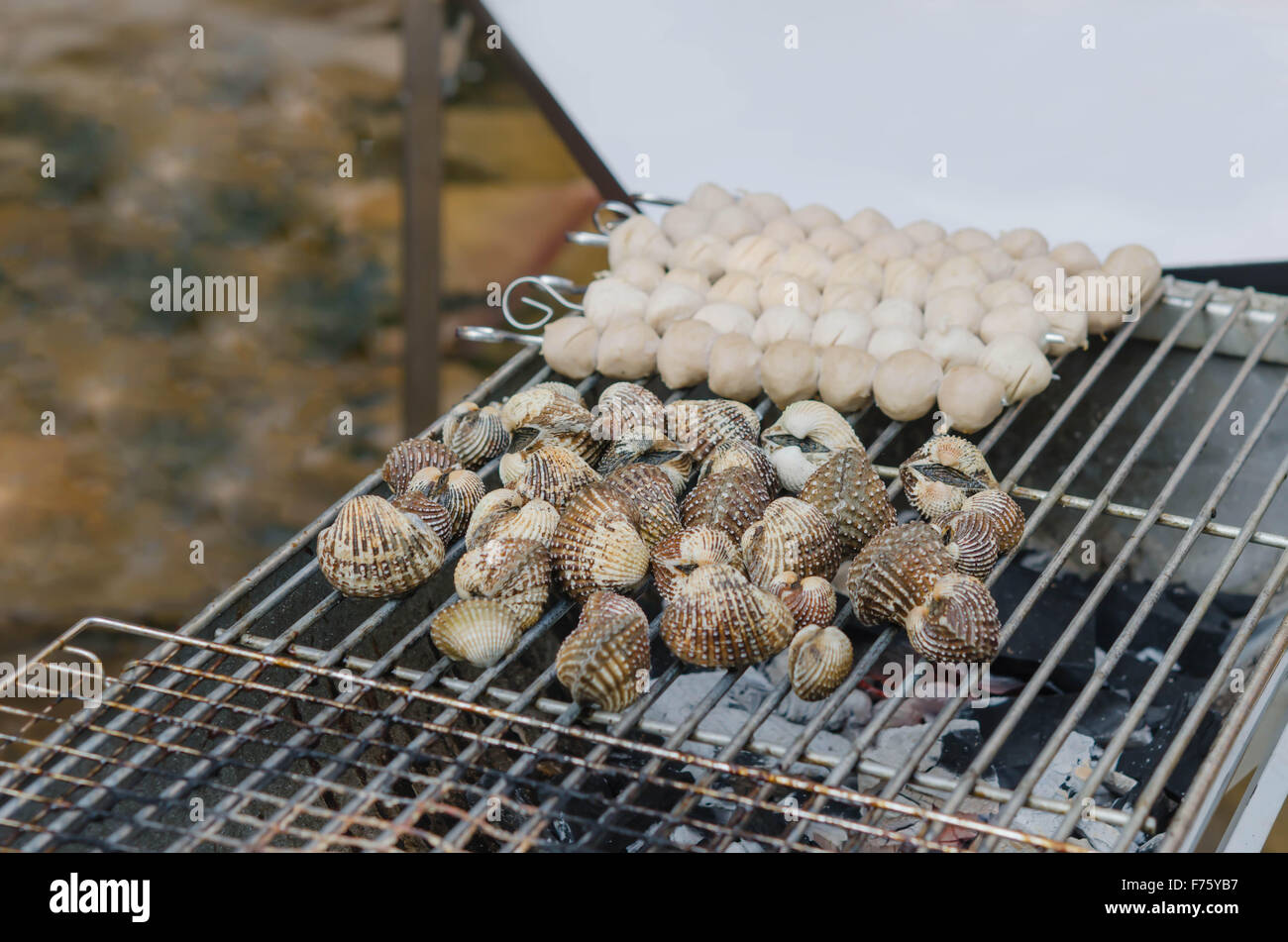 Nahaufnahme Meeresfrüchte Bbq, Herzmuscheln auf flaming grill Stockfoto