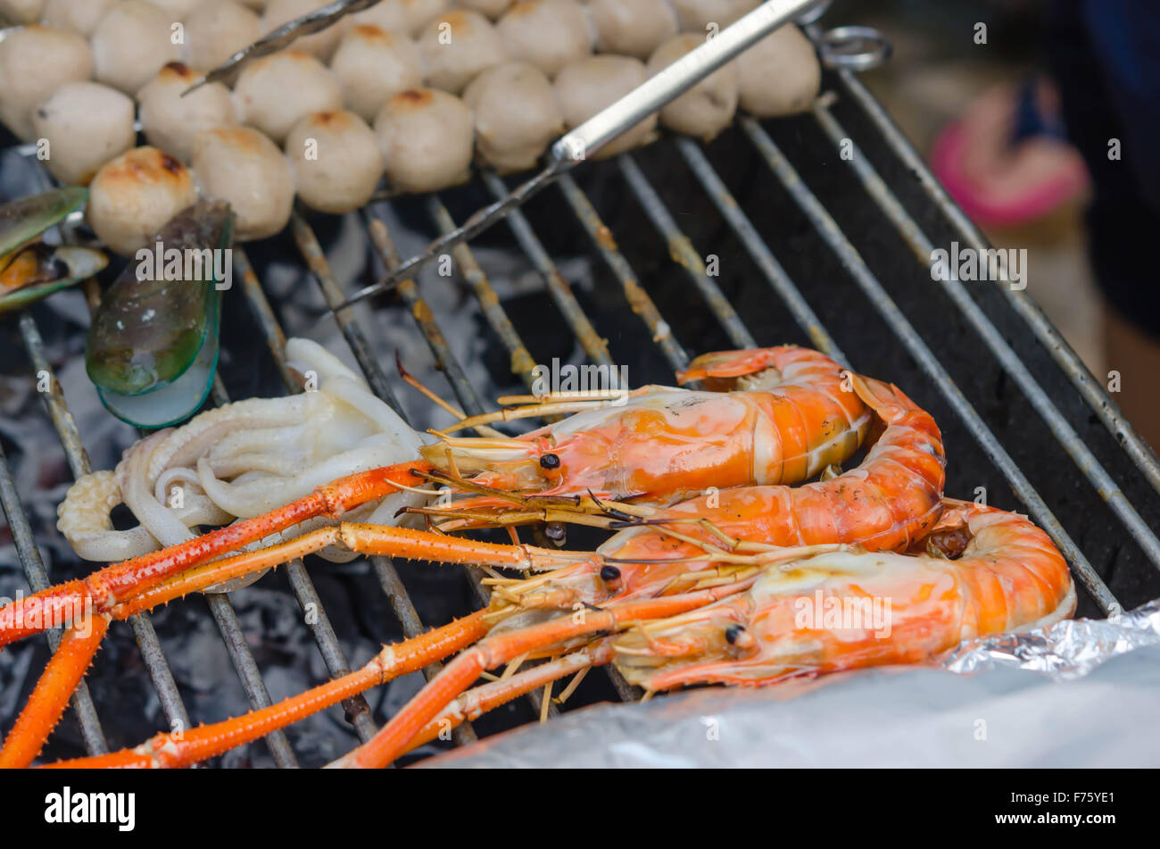 Gegrillte Garnelen, Tintenfisch auf flaming Grill, Meeresfrüchte bbq Stockfoto