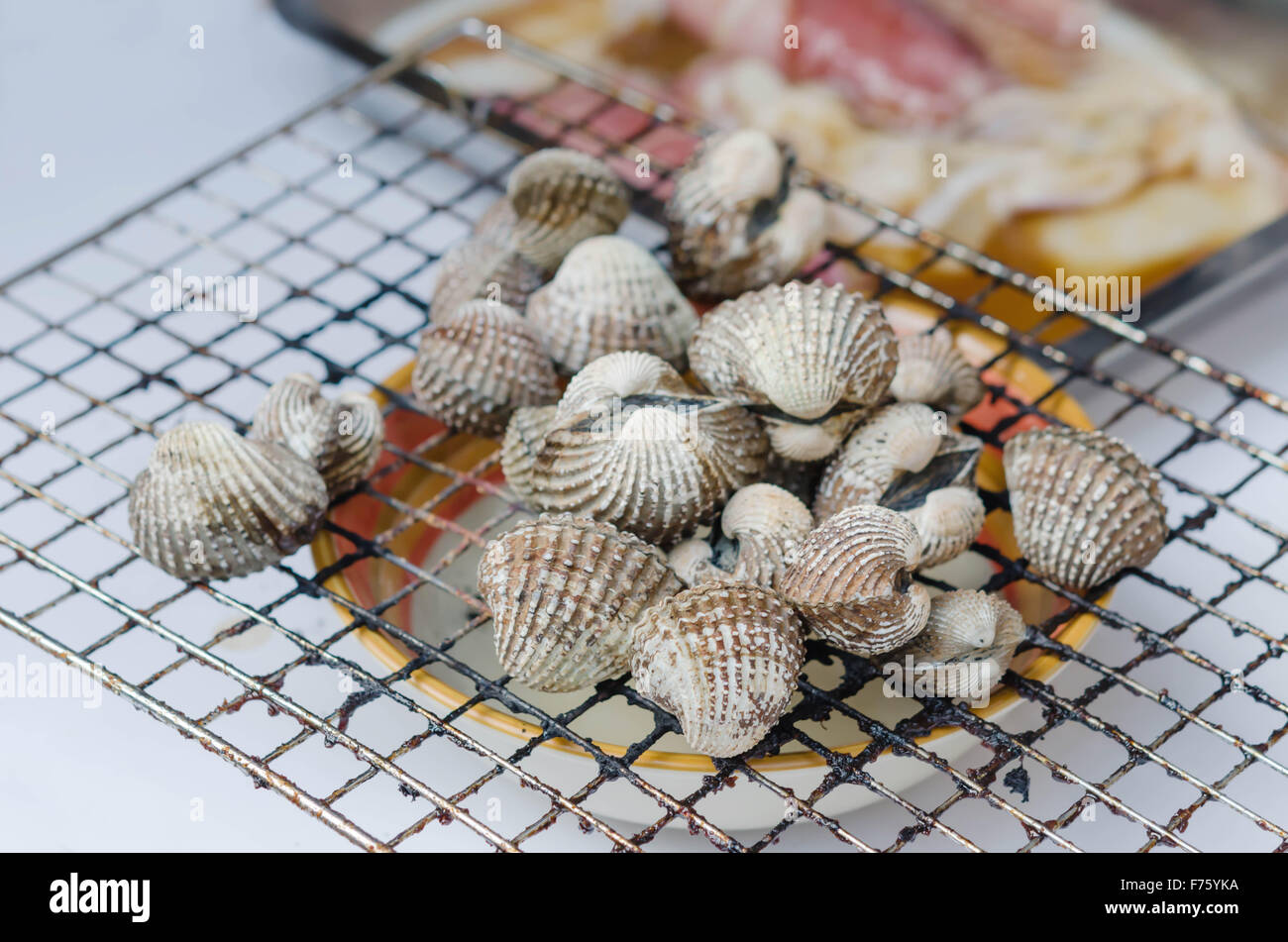 Nahaufnahme Meeresfrüchte Bbq, Herzmuscheln auf flaming grill Stockfoto
