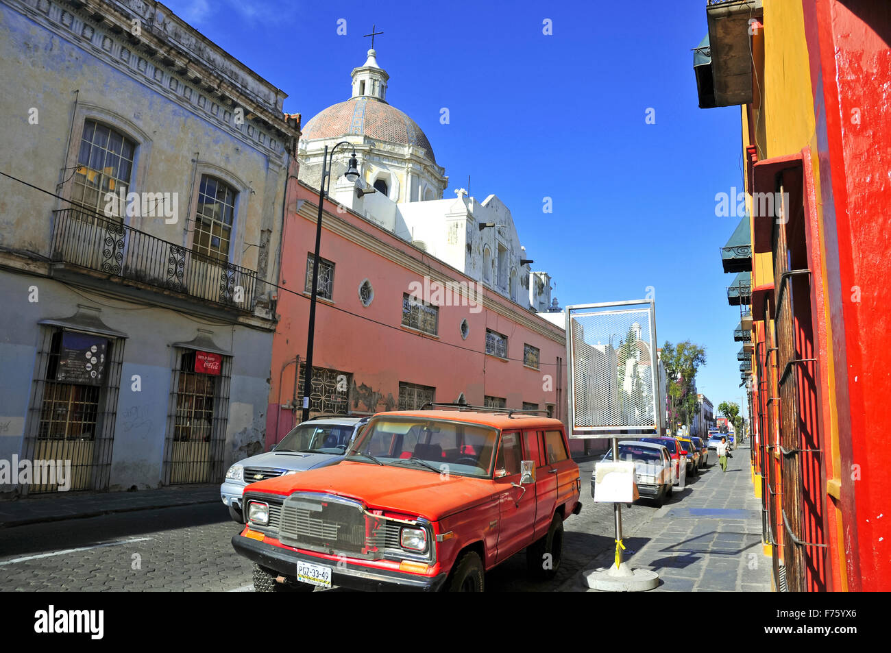 Zeichnet sich durch seinen vibrantly farbigen Gebäuden, ist Puebla ein beliebter Ort für Touristen, trotz des Seins in der Nähe von aktiven Vulkanen Stockfoto