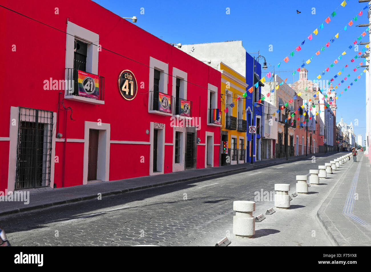 Zeichnet sich durch seinen vibrantly farbigen Gebäuden, ist Puebla ein beliebter Ort für Touristen, trotz des Seins in der Nähe von aktiven Vulkanen Stockfoto