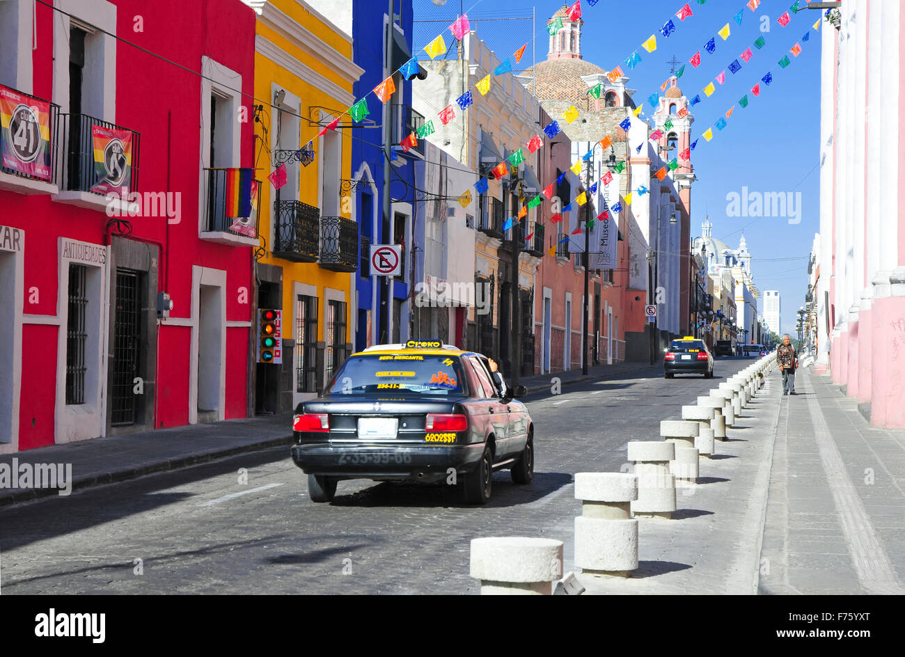 Zeichnet sich durch seinen vibrantly farbigen Gebäuden, ist Puebla ein beliebter Ort für Touristen, trotz des Seins in der Nähe von aktiven Vulkanen Stockfoto