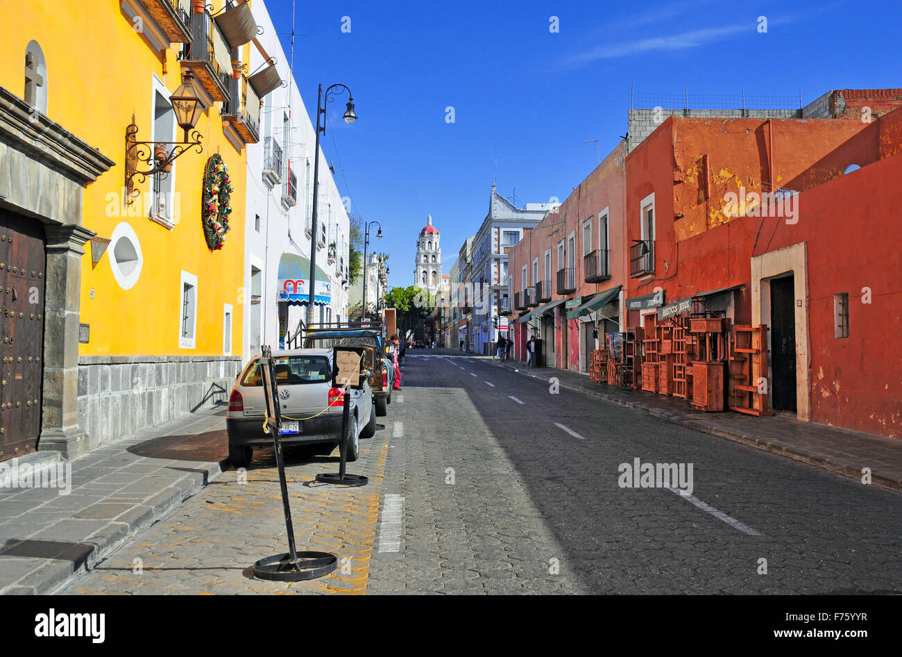 Zeichnet sich durch seinen vibrantly farbigen Gebäuden, ist Puebla ein beliebter Ort für Touristen, trotz des Seins in der Nähe von aktiven Vulkanen Stockfoto