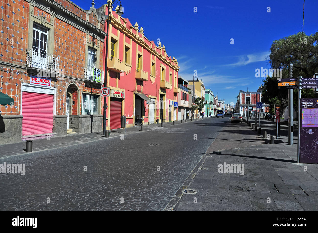 Zeichnet sich durch seinen vibrantly farbigen Gebäuden, ist Puebla ein beliebter Ort für Touristen, trotz des Seins in der Nähe von aktiven Vulkanen Stockfoto