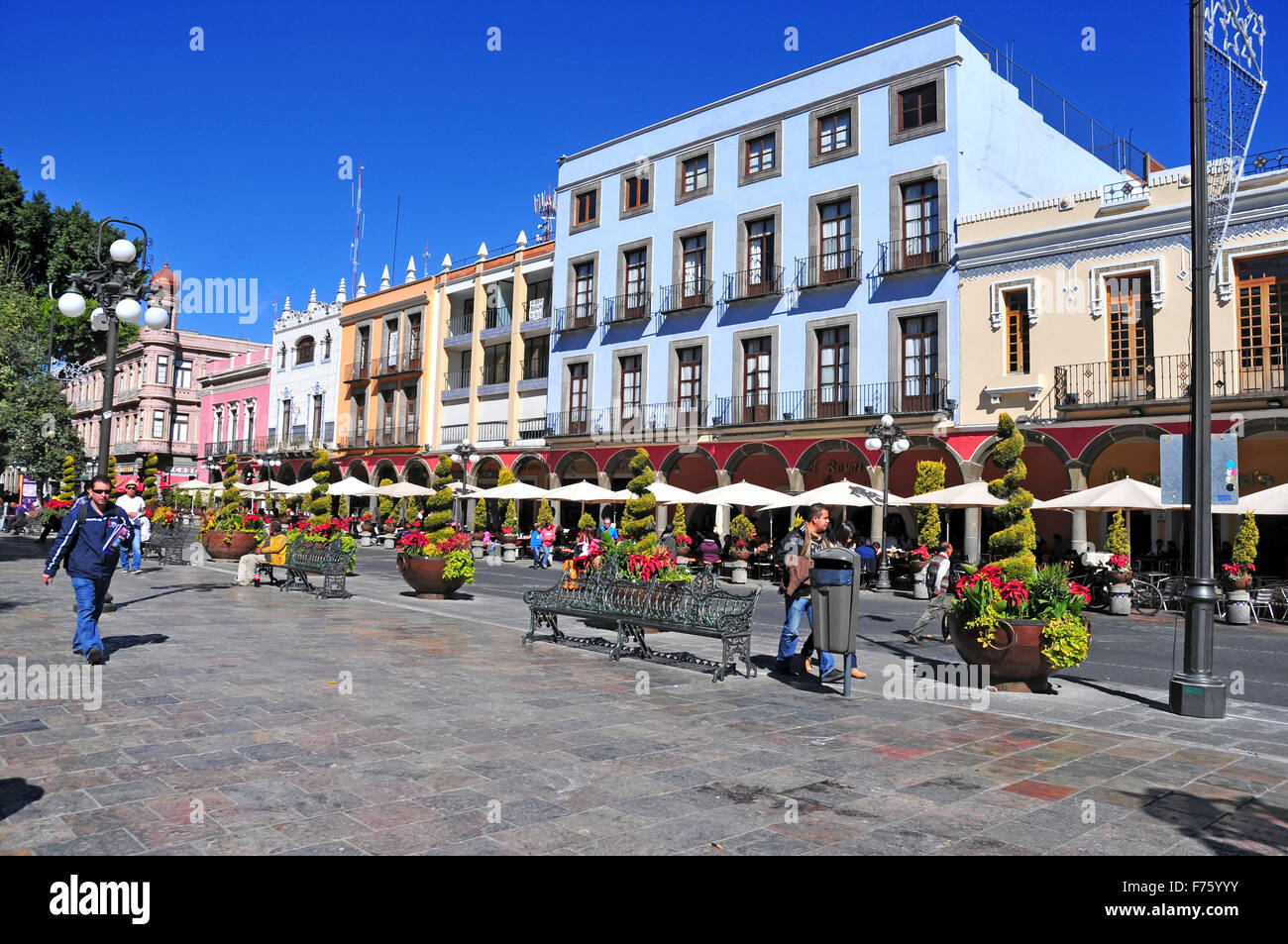 Zeichnet sich durch seinen vibrantly farbigen Gebäuden, ist Puebla ein beliebter Ort für Touristen, trotz des Seins in der Nähe von aktiven Vulkanen Stockfoto