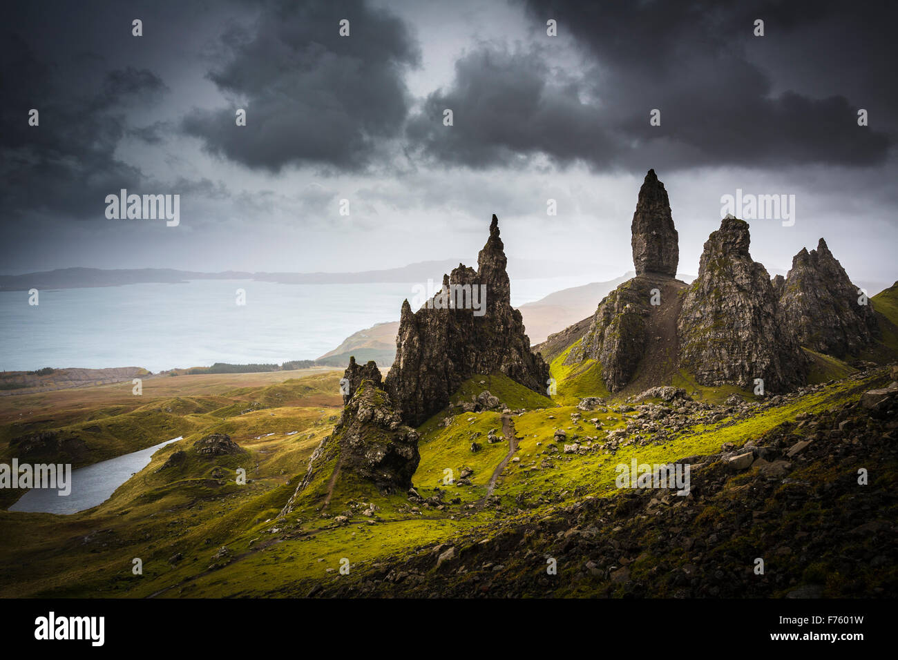 Dunkle Regenwolken über The Old Man of Storr, Halbinsel Trotternish, Isle Of Skye, Schottland Stockfoto