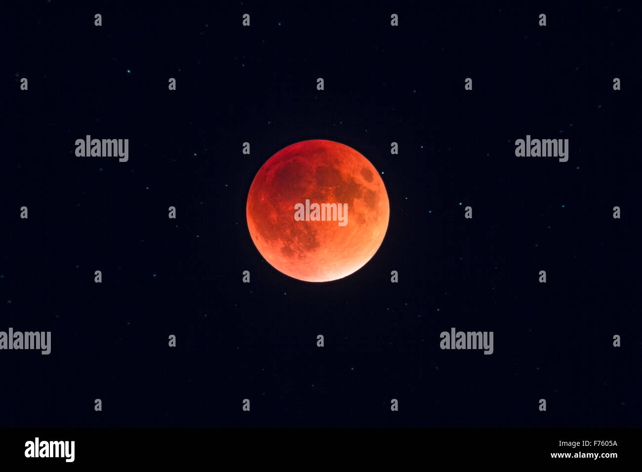 Die totale Sonnenfinsternis des Mondes des 27. September 2015, in Nahaufnahme durch ein Teleskop auf Mid Gesamtheit mit dem Mond in seiner darkes Stockfoto