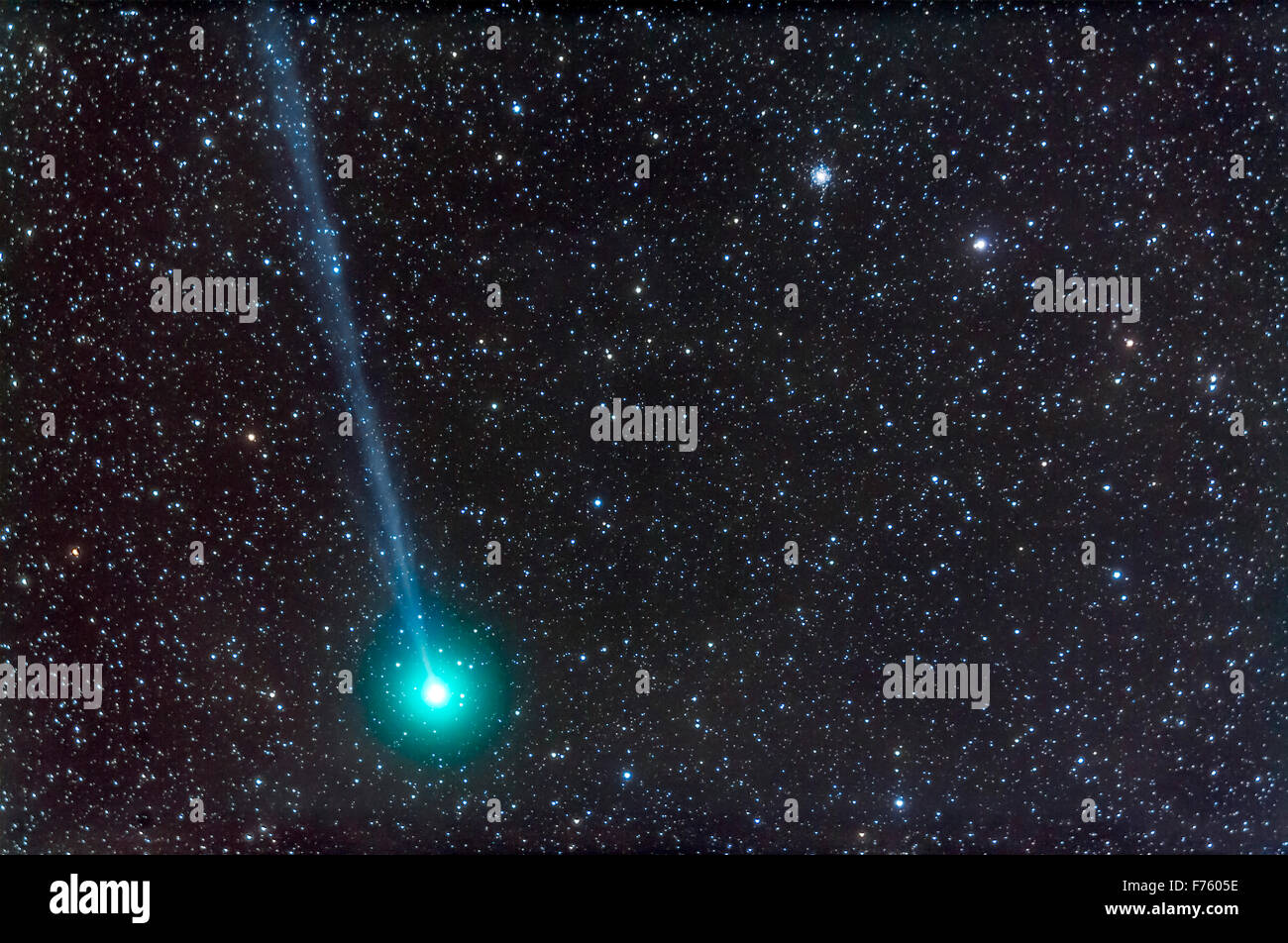 Komet Lovejoy (C/2104 Q2) in der Nacht vom Dezember 27/28, 2014, wie es der Kugelsternhaufen M79 rechts oben, in Le nahte Stockfoto