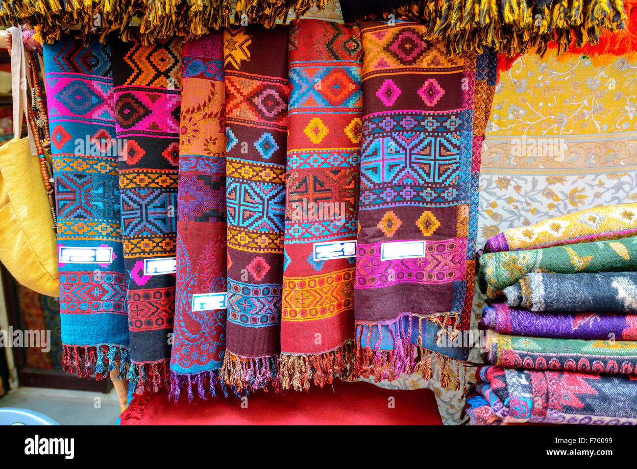 Indische Schals in einem Markt Stockfotografie - Alamy