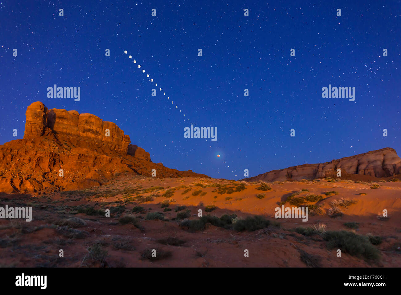 Die totale Mondfinsternis 4. April 2015 in der Nähe von Tear Drop Arch, in West-Monument Valley, Utah entnommen. Ich schoss die Gesamtheit ich Stockfoto