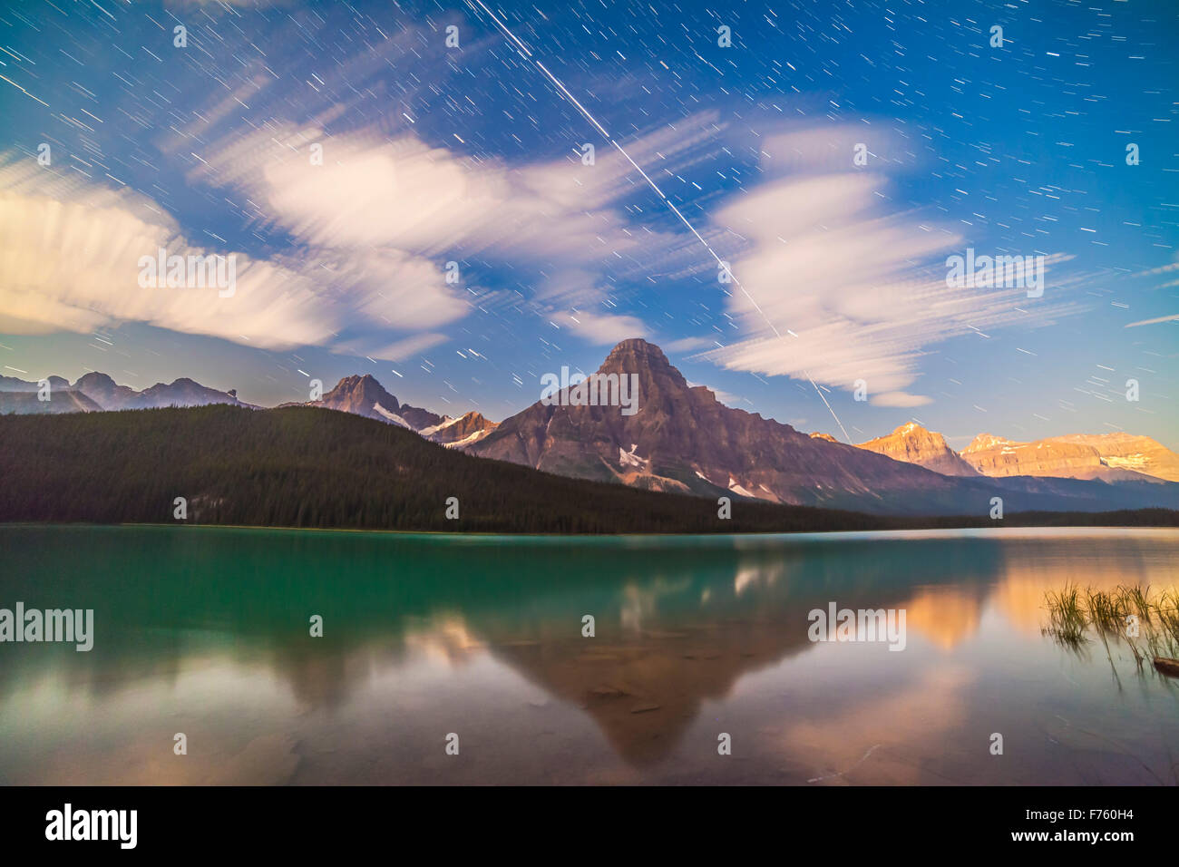 Die Raumstation Überfahren von West nach Ost (von unten nach oben) Wasservögel Seen und Mt. Cephren, im Banff National Park, A Stockfoto