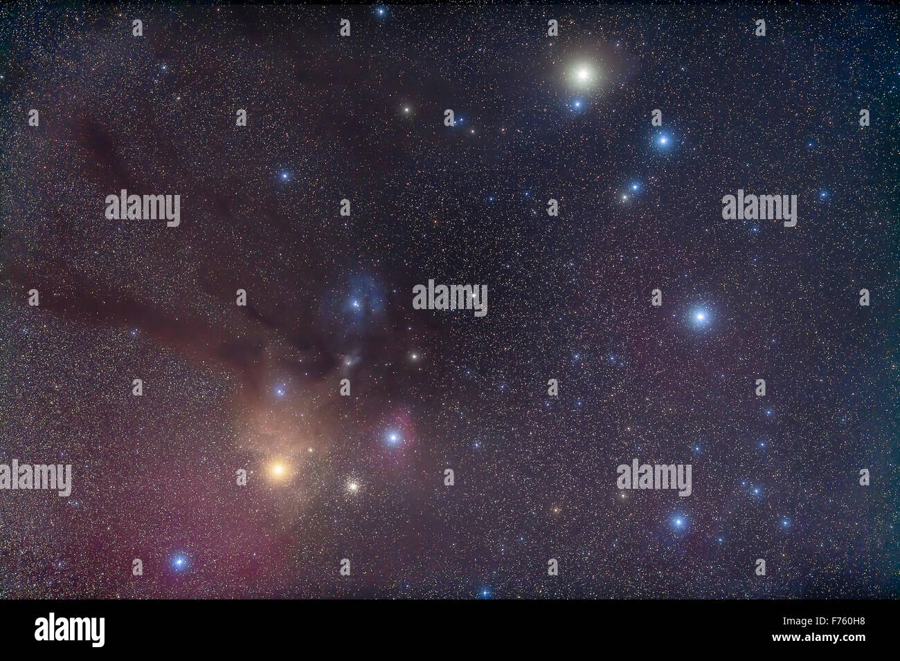 Saturn, oben rechts, aus Beta Scorpii in den Kopf von Scorpius, März 2015. Antares ist der gelbe Stern links unten. Das Feld Stockfoto