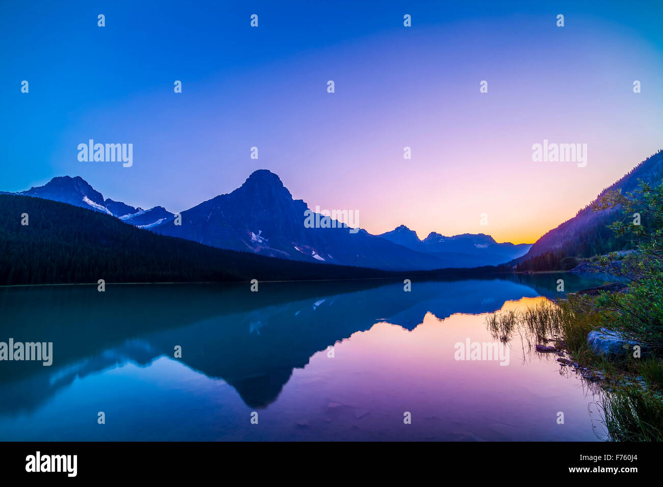 Twilight-Farben an Wasservögeln Seen, Banff, mit Mount Cephren links von der Mitte als Hauptgipfel. Dies ist ein hoher Dynamikbereich comp Stockfoto