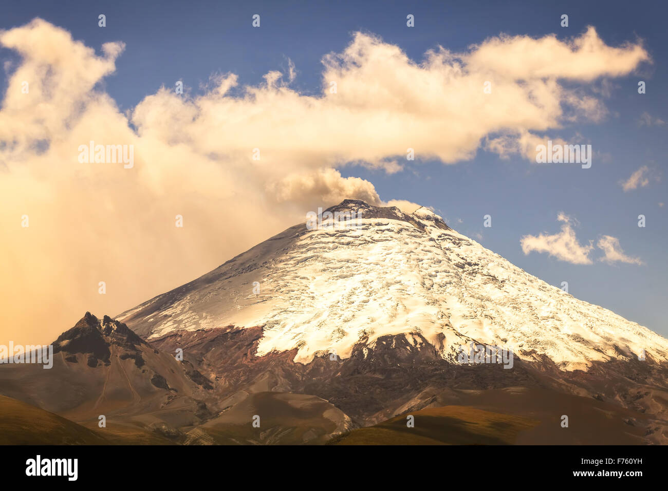 Höchster aktiver Vulkan Ecuador, Cotopaxi, spuckt Asche und Rauch, Südamerika Stockfoto