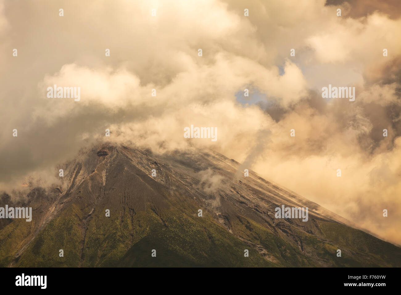 Ausbrüche von Asche und Gas aus Ecuador Vulkan Tungurahua, Südamerika Stockfoto