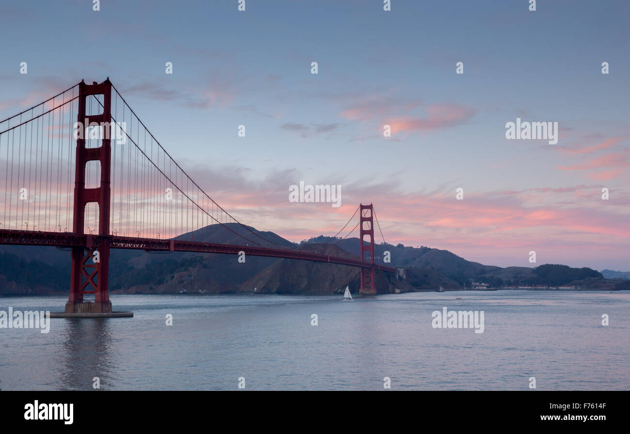 Die Golden Gate Bridge und Marin Headlands mit twilight Skies aus San Francisco, Kalifornien, USA Stockfoto
