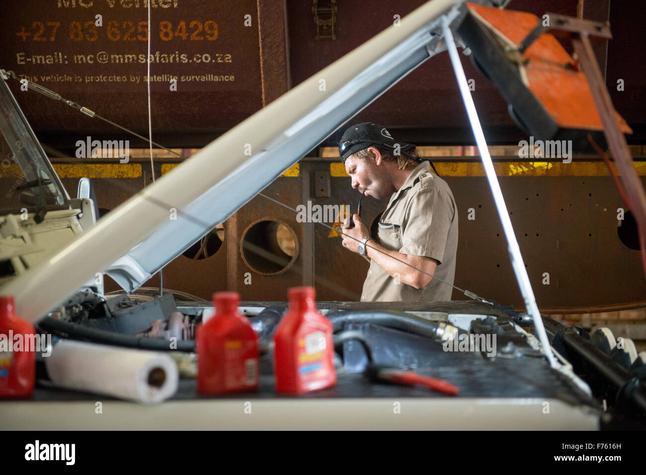 Lephalale, Südafrika - Mechaniker in Lkw-Reparaturwerkstatt Stockfoto