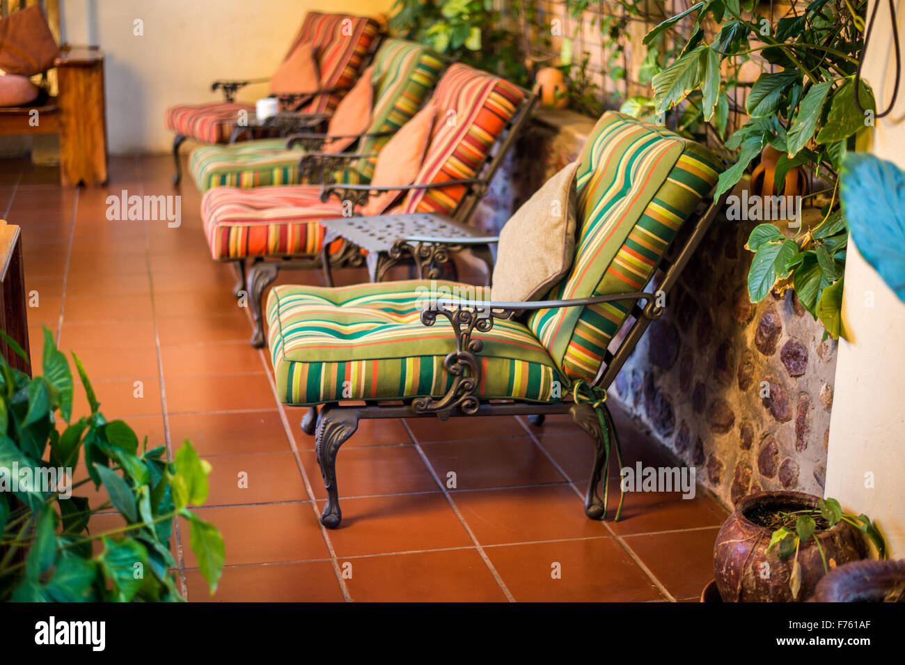 Kasane, Botsuana - Chobe Nationalpark-Lounge-Sessel in afrikanischen Resort Lodge Stockfoto