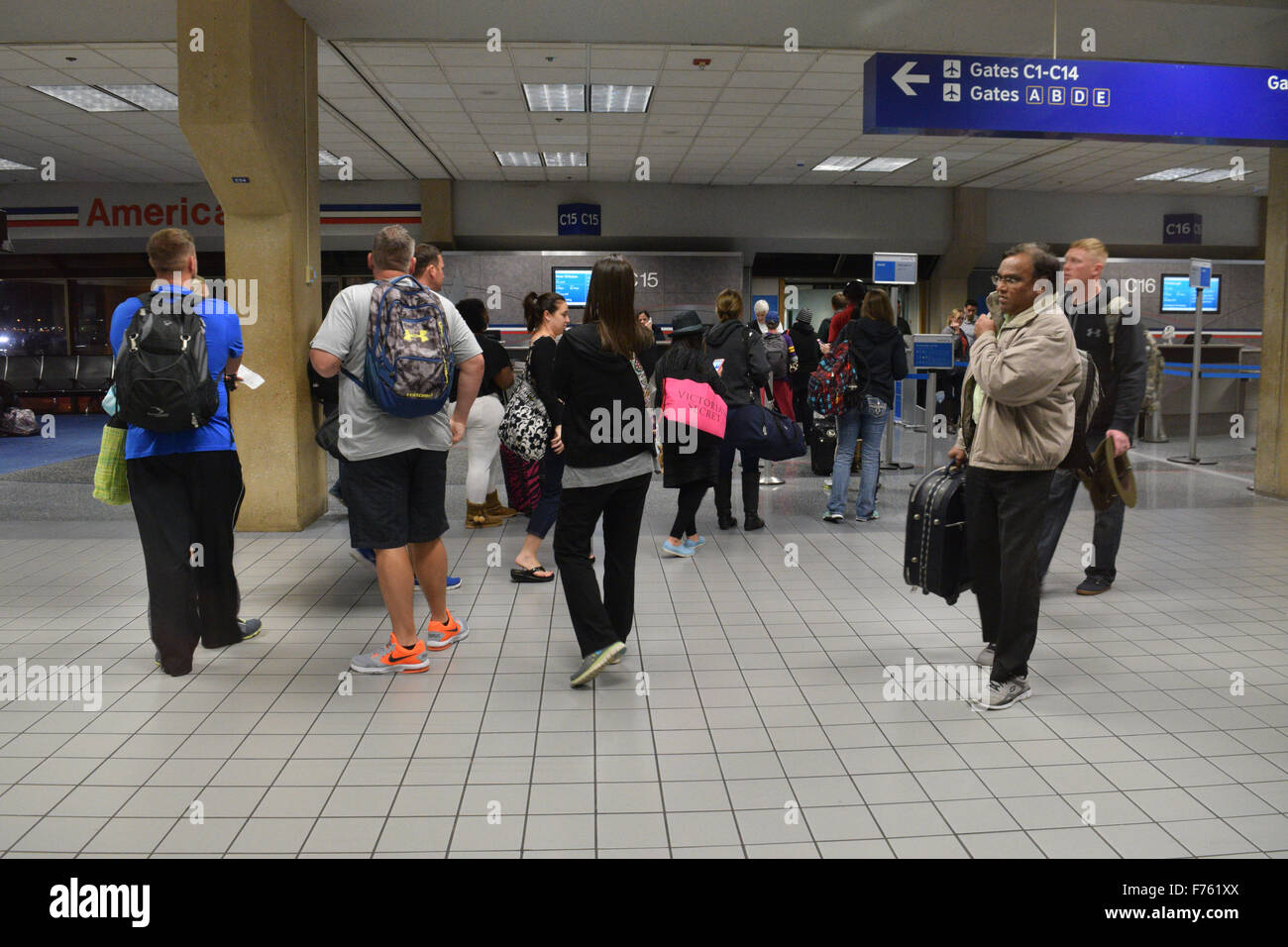 Dallas, Texas, USA. 25. November 2015. Linie der Passagiere warten auf einen American Airlines Flug zu ihrem Bestimmungsort Bord zu Hause mit der Familie für das Thanksgiving-Feiertag. Bildnachweis: Brian T. Humek/Alamy Live-Nachrichten Stockfoto